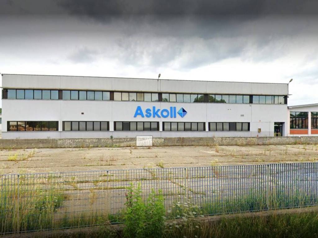 locale commerciale in vendita a Castell'Alfero in zona Stazione