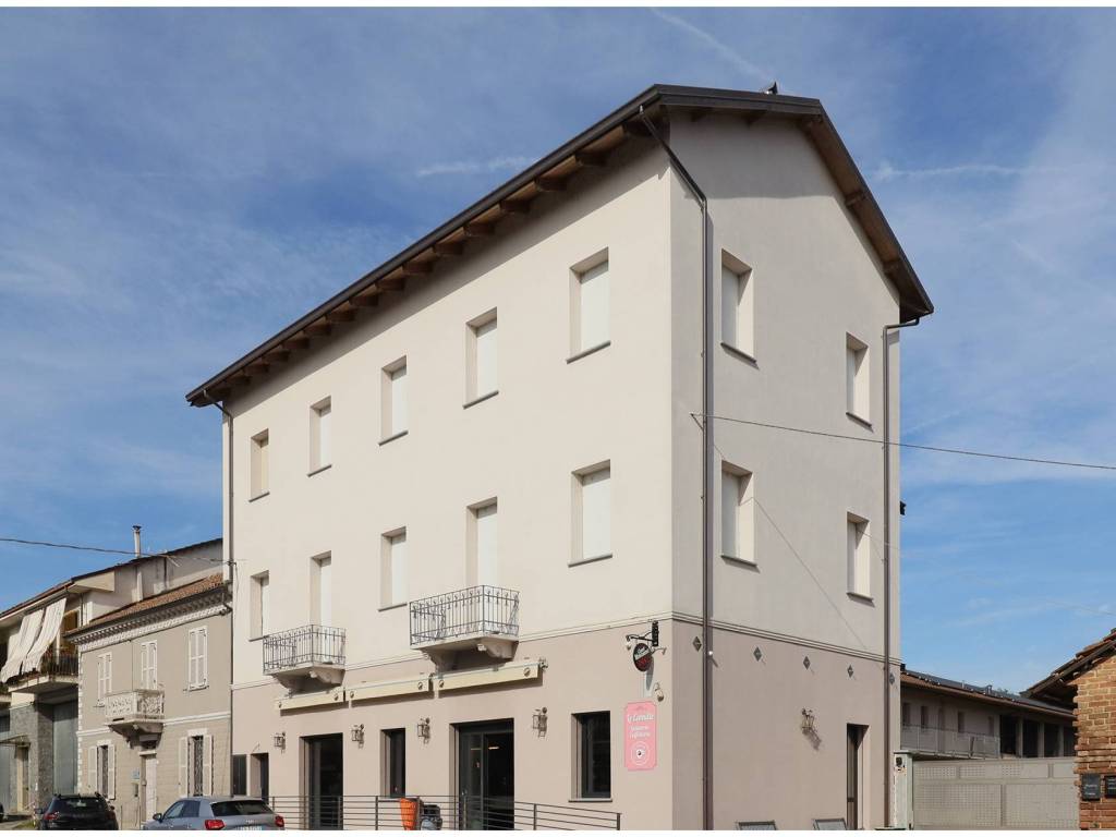 intera palazzina in vendita a Castell'Alfero in zona Stazione