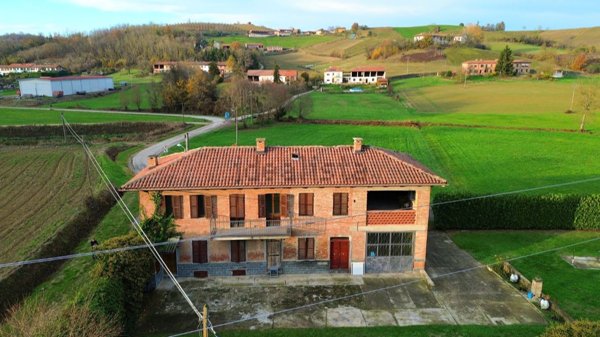 casa indipendente in vendita a Castell'Alfero in zona Stazione