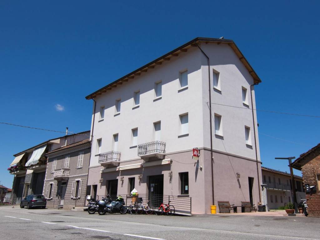 intera palazzina in vendita a Castell'Alfero in zona Stazione