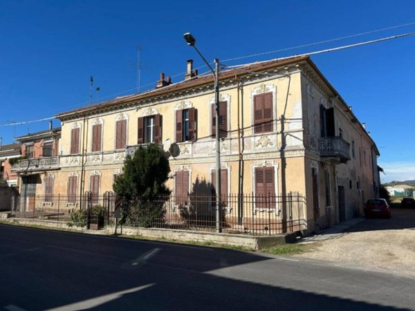 appartamento in vendita a Castell'Alfero in zona Stazione