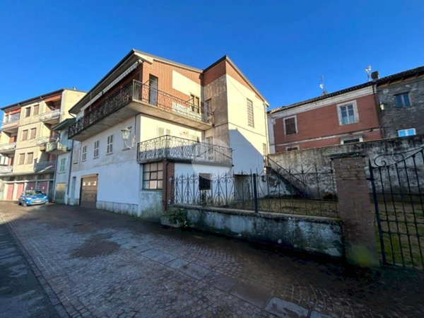 casa indipendente in vendita a Castell'Alfero in zona Stazione