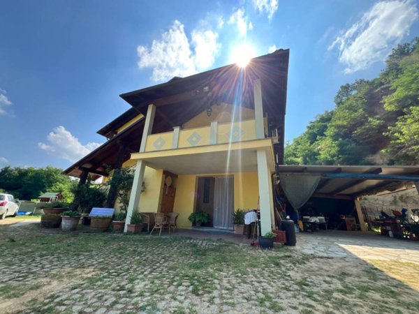 casa indipendente in vendita a Castelnuovo Belbo