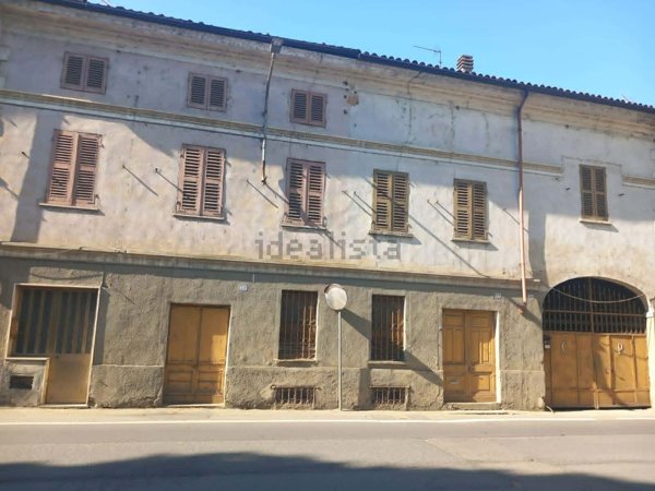 esavano in vendita a Castelnuovo Belbo