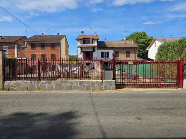 casa indipendente in vendita a Castelnuovo Belbo