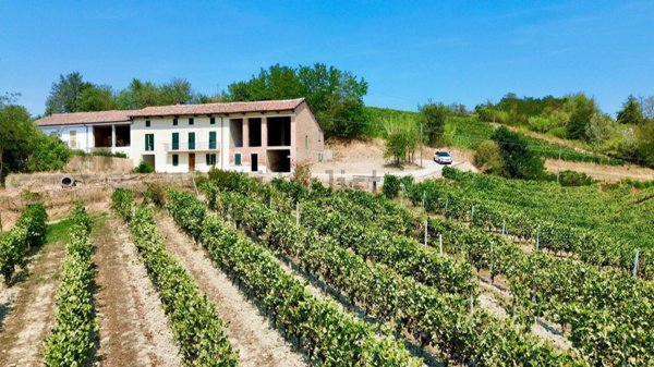 casale in vendita a Castelnuovo Calcea