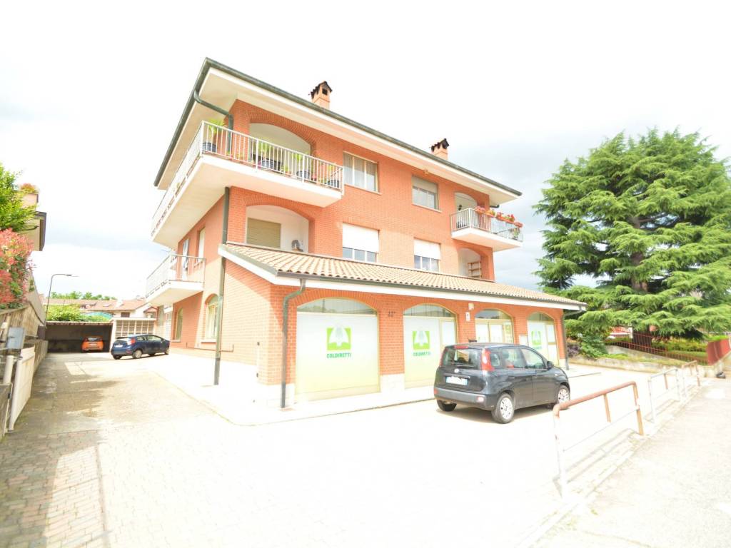 negozio in vendita a Castelnuovo Don Bosco