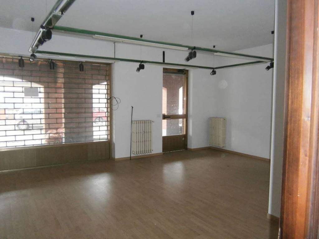 negozio in vendita a Castelnuovo Don Bosco