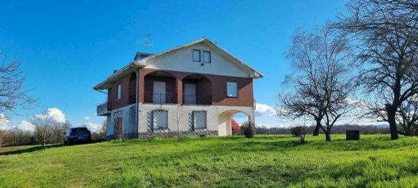 casale in vendita ad Incisa Scapaccino