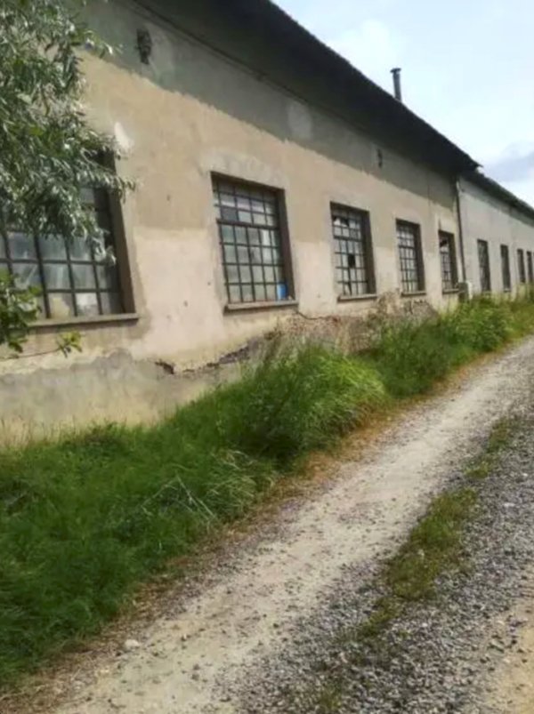 locale di sgombero in vendita ad Incisa Scapaccino