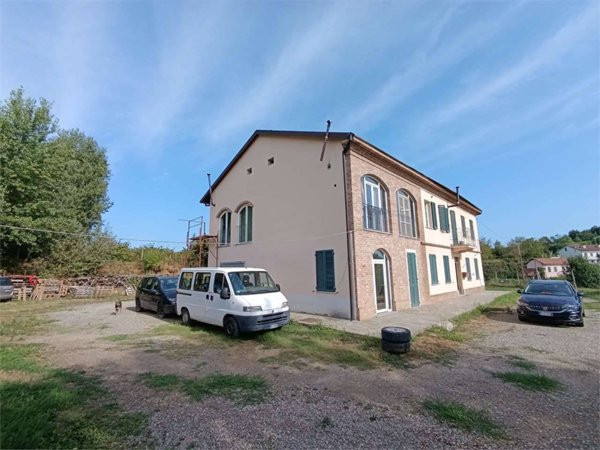 casale in vendita ad Incisa Scapaccino