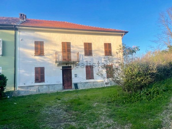 casale in vendita ad Incisa Scapaccino