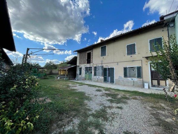 casale in vendita ad Incisa Scapaccino