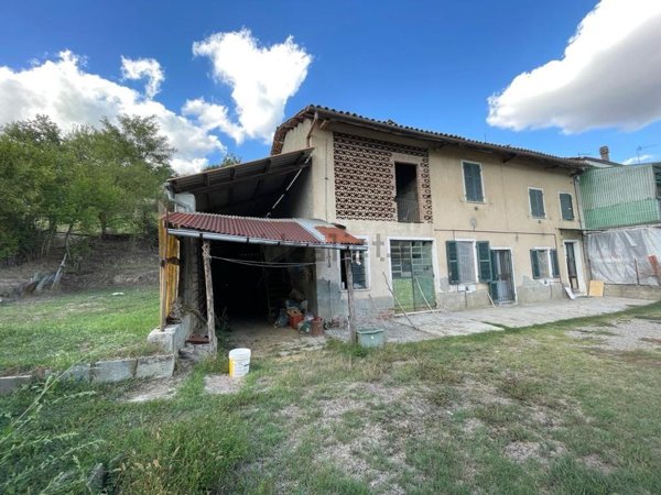 casale in vendita ad Incisa Scapaccino