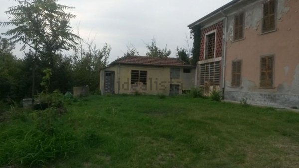 casale in vendita ad Incisa Scapaccino