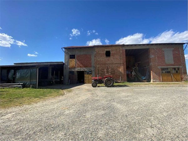 casale in vendita ad Incisa Scapaccino