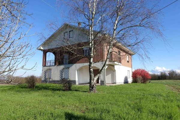 casale in vendita ad Incisa Scapaccino