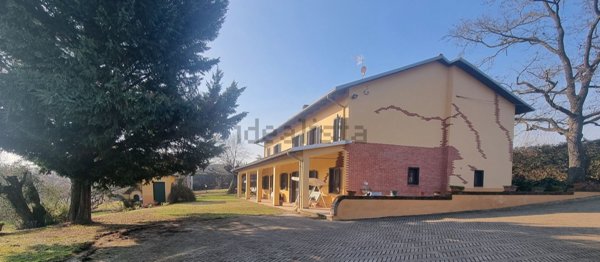 casale in vendita ad Incisa Scapaccino