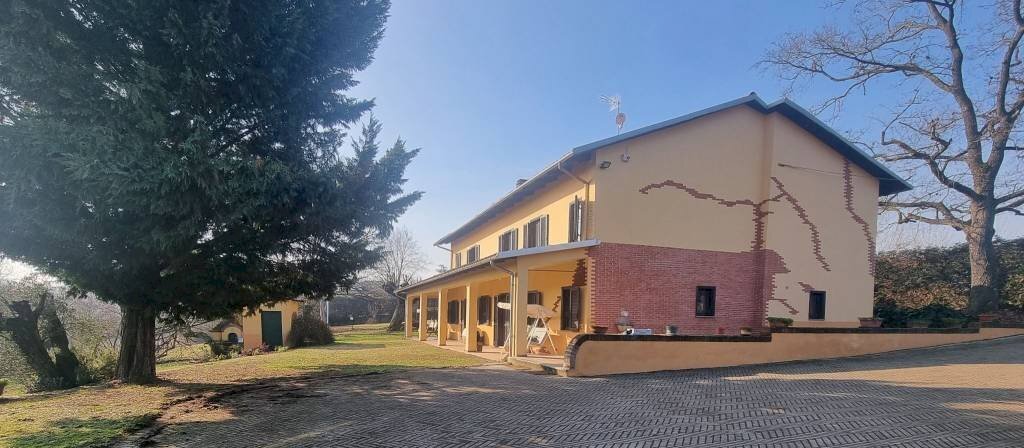 casale in vendita ad Incisa Scapaccino