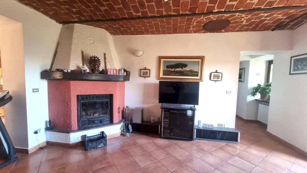 casale in vendita ad Incisa Scapaccino