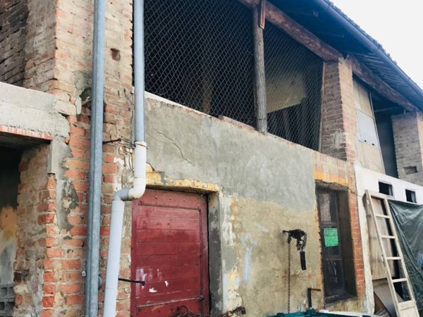 locale commerciale in vendita ad Incisa Scapaccino