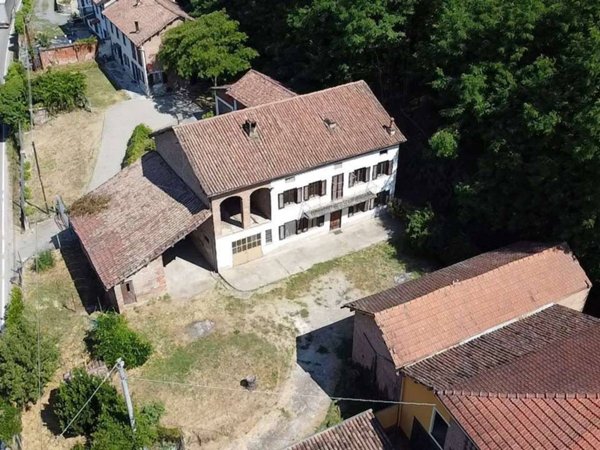 casale in vendita ad Incisa Scapaccino in zona Poggio