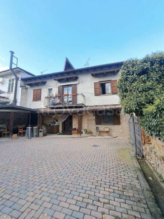 casa indipendente in vendita ad Incisa Scapaccino in zona Poggio