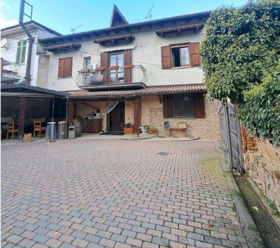 casa indipendente in vendita ad Incisa Scapaccino in zona Poggio