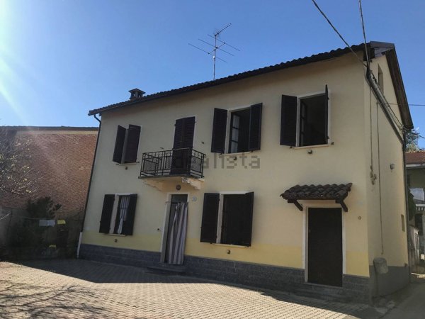 casa indipendente in vendita ad Incisa Scapaccino in zona Poggio