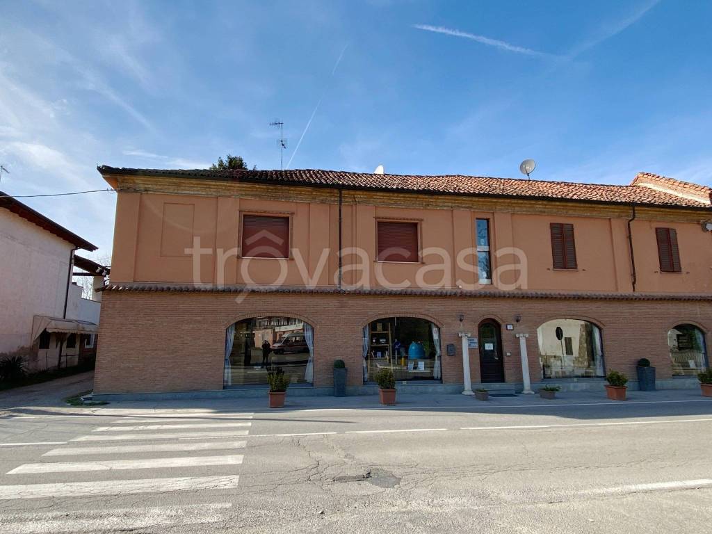 negozio in vendita ad Isola d'Asti in zona Piano