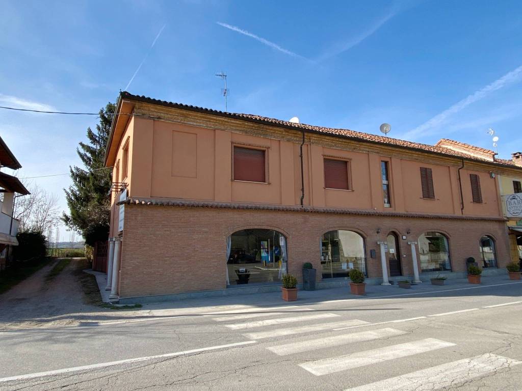 negozio in vendita ad Isola d'Asti in zona Piano