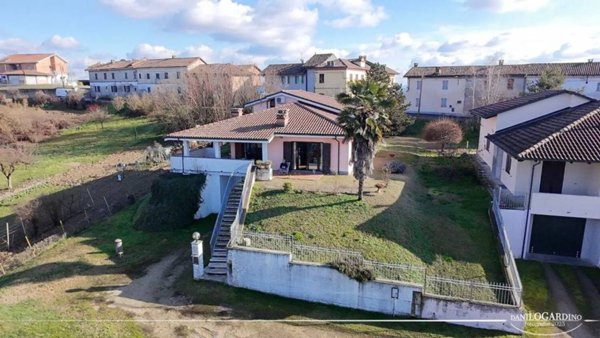 casa indipendente in vendita ad Isola d'Asti in zona Villa