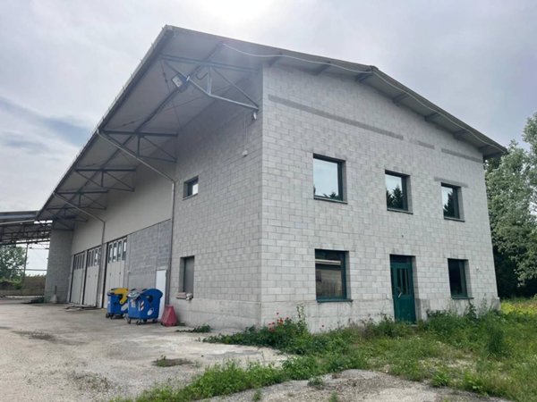 locale commerciale in vendita ad Isola d'Asti in zona Piano