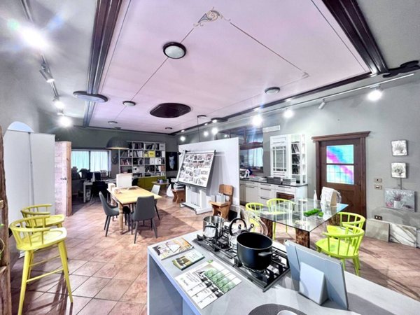 negozio in vendita ad Isola d'Asti in zona Piano