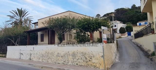casa indipendente in vendita ad Alcamo in zona Alcamo Marina