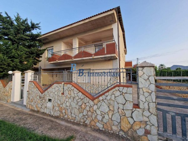 casa indipendente in vendita ad Alcamo in zona Alcamo Marina