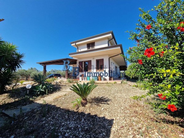 casa indipendente in vendita ad Alcamo in zona Alcamo Marina
