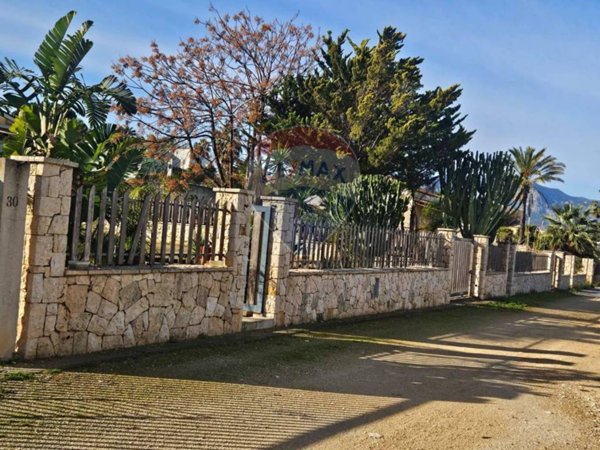 casa indipendente in vendita ad Alcamo in zona Alcamo Marina