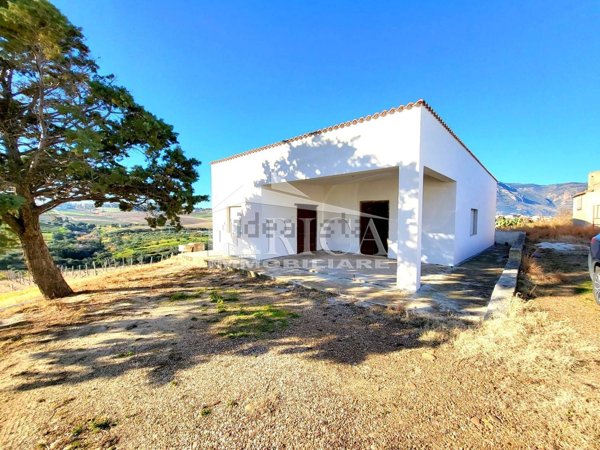 casa indipendente in vendita ad Alcamo in zona Alcamo Marina
