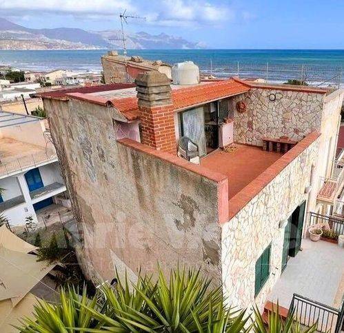 casa indipendente in vendita ad Alcamo in zona Alcamo Marina