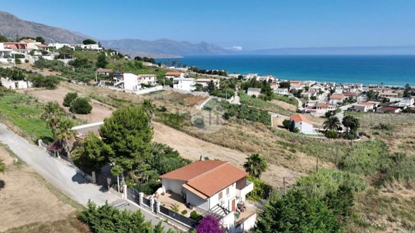 casa indipendente in vendita ad Alcamo in zona Alcamo Marina
