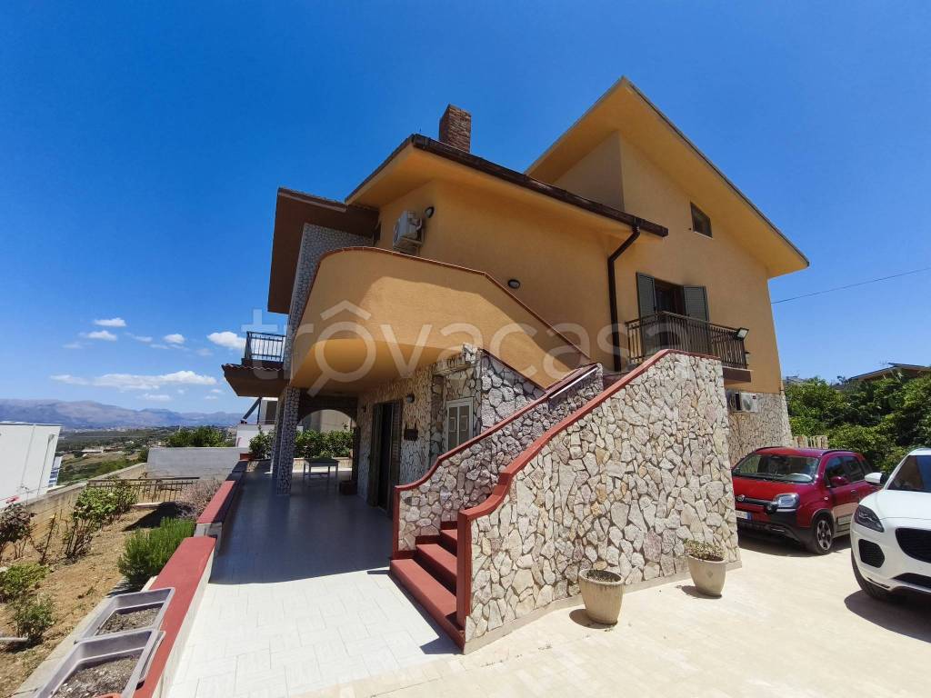 casa indipendente in vendita ad Alcamo in zona Alcamo Marina
