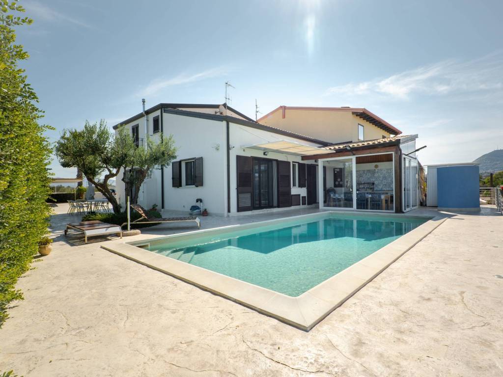 casa indipendente in vendita ad Alcamo in zona Alcamo Marina