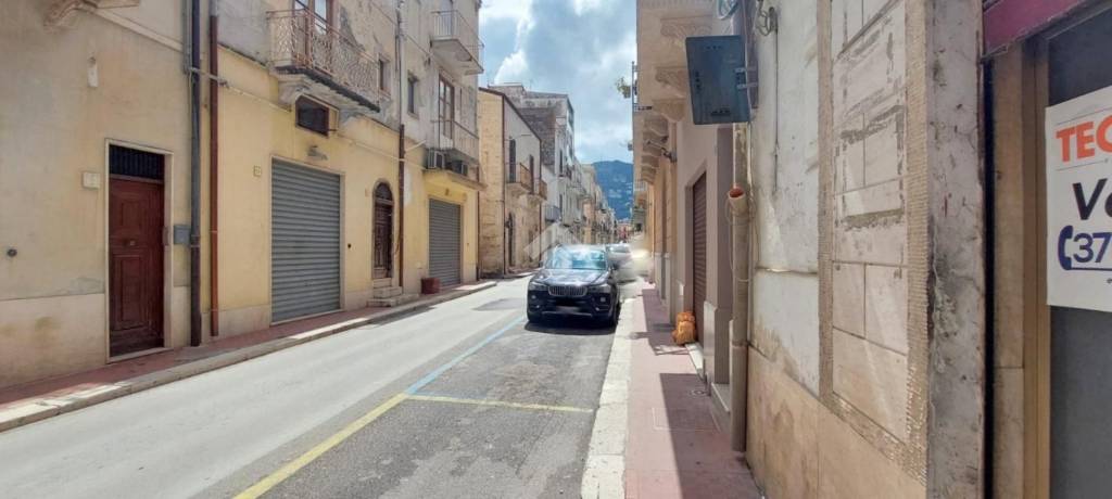 negozio in vendita ad Alcamo in zona Centro Città