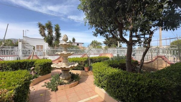 casa indipendente in vendita ad Alcamo in zona Alcamo Marina