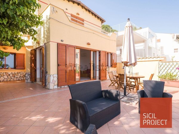 casa indipendente in vendita ad Alcamo in zona Alcamo Marina