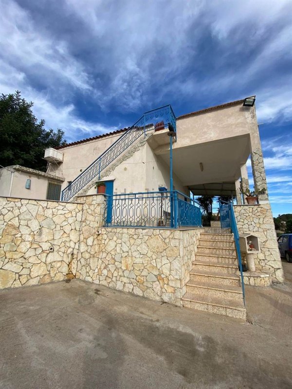 casa indipendente in vendita ad Alcamo in zona Alcamo Marina