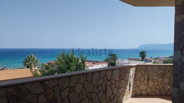 casa indipendente in vendita ad Alcamo in zona Alcamo Marina