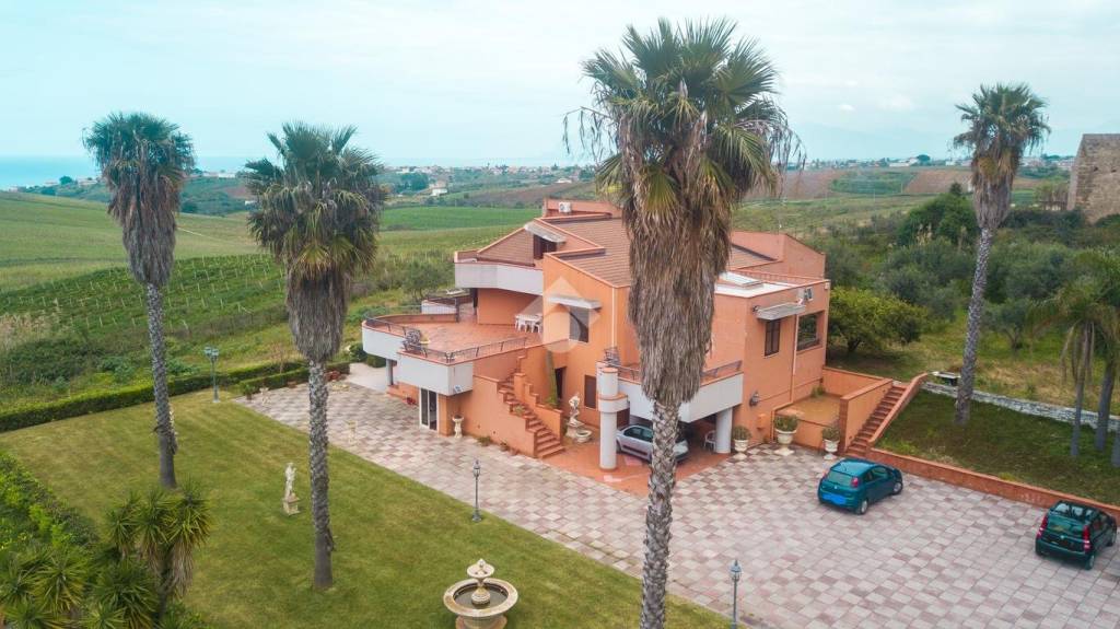 casa indipendente in vendita ad Alcamo in zona Alcamo Marina