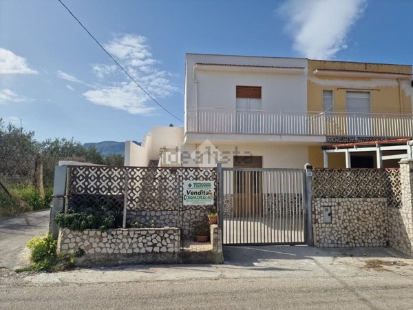 casa indipendente in vendita ad Alcamo in zona Alcamo Marina